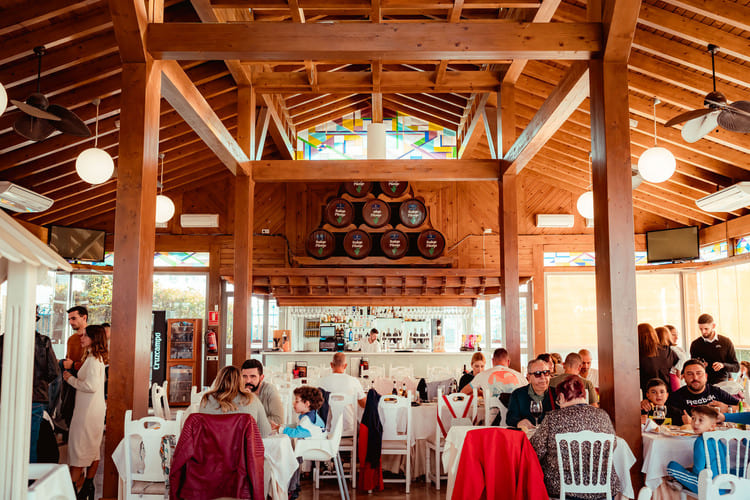 Familias disfrutando de una comida en uno de los salones de Restaurante El Guerra